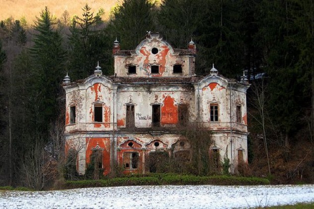 "mysterious abandoned mansions"