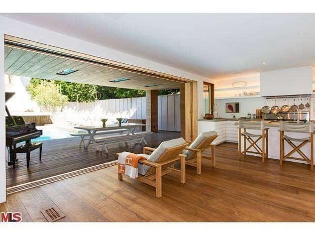 Celebrity homes_Pamela Anderson's beach house in Malibu8