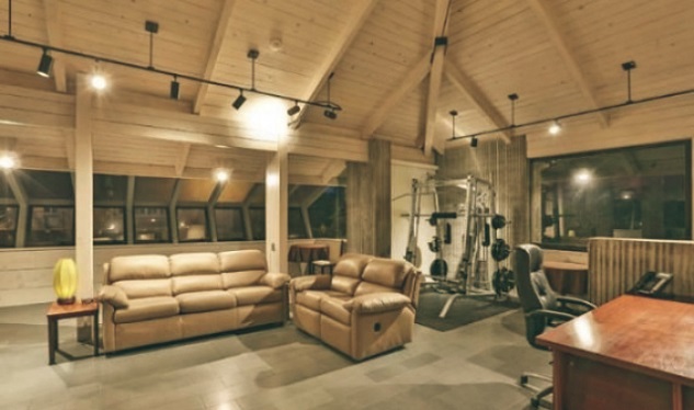 Leonardo-DiCaprio-Malibu-Beach-Home-living-room-gym