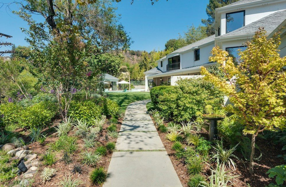 Celebrity Homes: Scarlett Johansson bought a house in Hollywood Hills