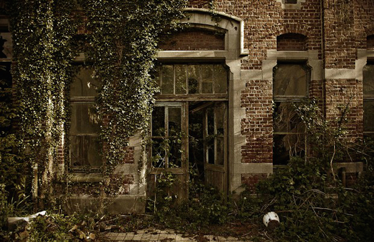 halloween-ideas-fascinating-abandoned-mansions-to-visit-15