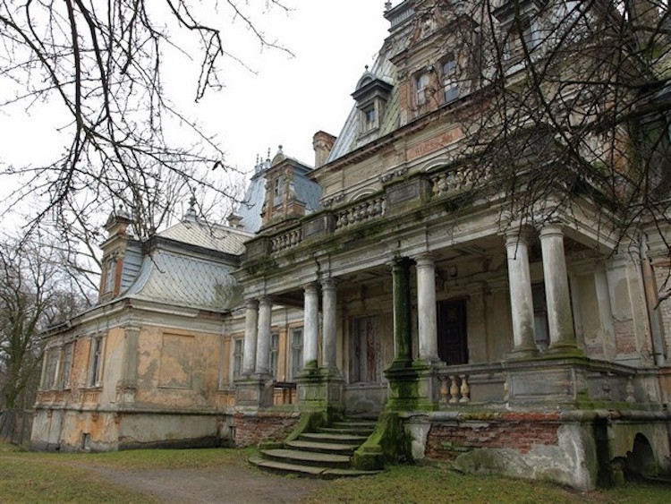 halloween-ideas-fascinating-abandoned-mansions-to-visit-27