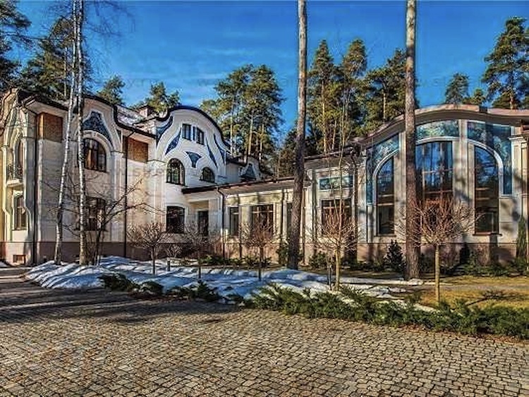 top-5-most-expensive-homes-to rent-around-the-world--russia-a-country-house-on-the-outskirts-of-moscow