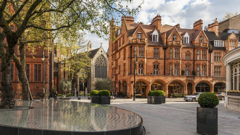 Luxury Neighborhoods - Mayfair, the Most Trendy Place to Live in London ➤ To see more news about The Most Expensive Homes around the world visit us at www.themostexpensivehomes.com #mostexpensive #mostexpensivehomes #themostexpensivehomes #celebrityhomes @expensivehomes