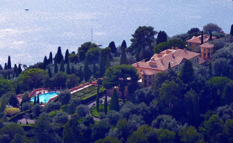 The 10 Most Expensive Homes in Europe You'll See This Week - Luxury Real Estate - Luxury Neighborhoods ➤ Explore The Most Expensive Homes around the world on our website! #mostexpensive #mostexpensivehomes #themostexpensivehomes #luxuryrealestate #luxuryneighborhoods #realestate #celebrityhomes @expensivehomes