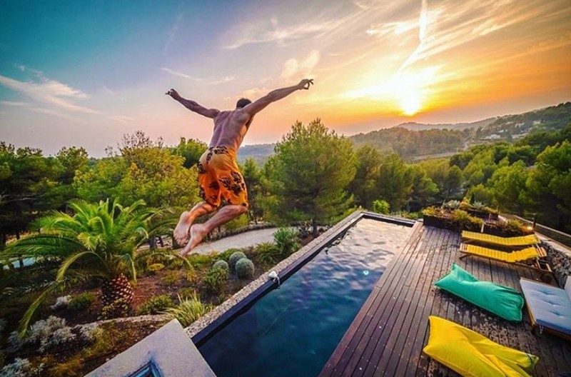 7 Jaw-droppingly Luxurious Airbnb Pools You’ll Want to Dive Into - Luxury Real Estate - Celebrity Homes - Luxury Neighborhoods - Luxury Airbnb - Luxury Airbnb Destinations - Luxury Airbnb Pools ➤ Explore The Most Expensive Homes around the world on our website! #mostexpensive #mostexpensivehomes #themostexpensivehomes #luxuryrealestate #luxuryneighborhoods #realestate #celebrityhomes #LuxuryAirbnb #Airbnb @expensivehomes @airbnb