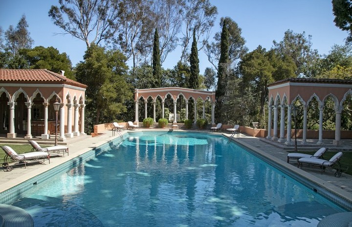 The Iconic and Glamorous Beverly House Has Hit the Market for $135M 3
