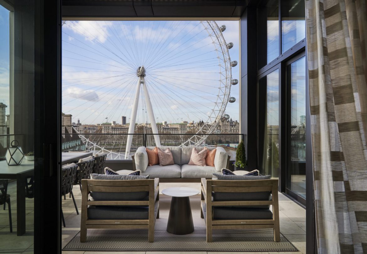 terrace with view for london's eye and big ben